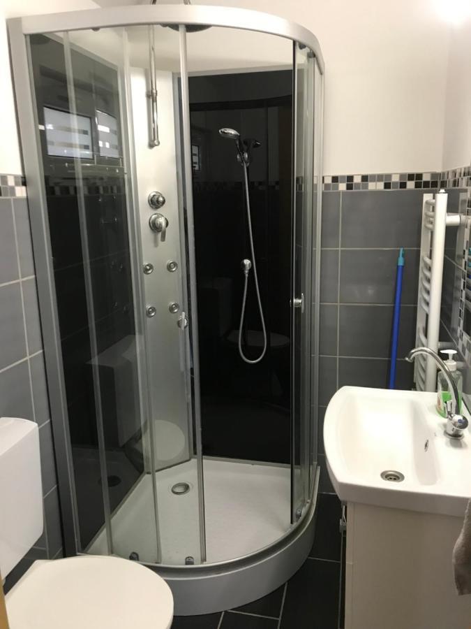 Kerti Franciaagyas Apartman 瓦茨 外观 照片